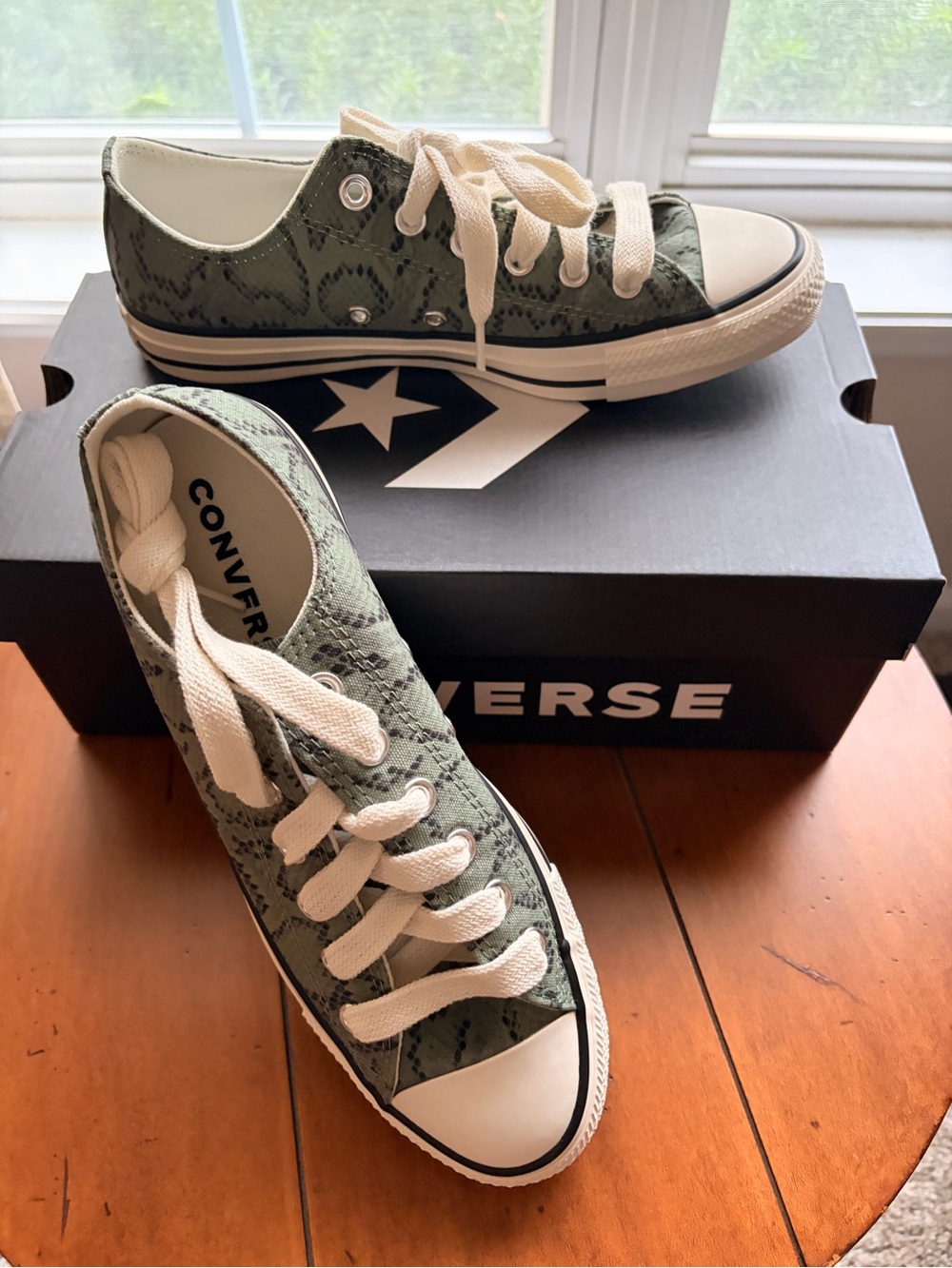 Converse Chuck Taylor All-Star Low • size W8.5 • new in box